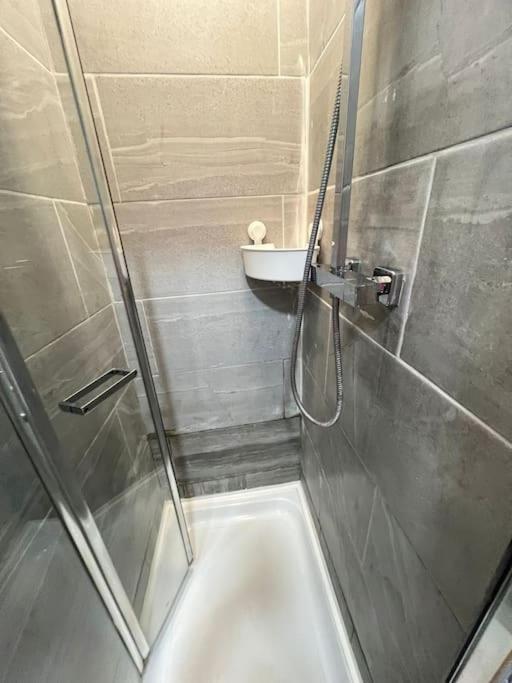 2 Bedroom Apartment Near Station London Exterior foto