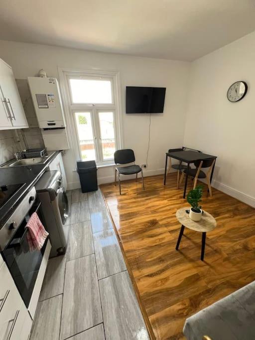 2 Bedroom Apartment Near Station London Exterior foto