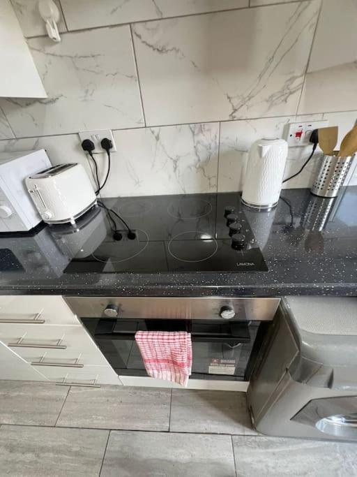 2 Bedroom Apartment Near Station London Exterior foto